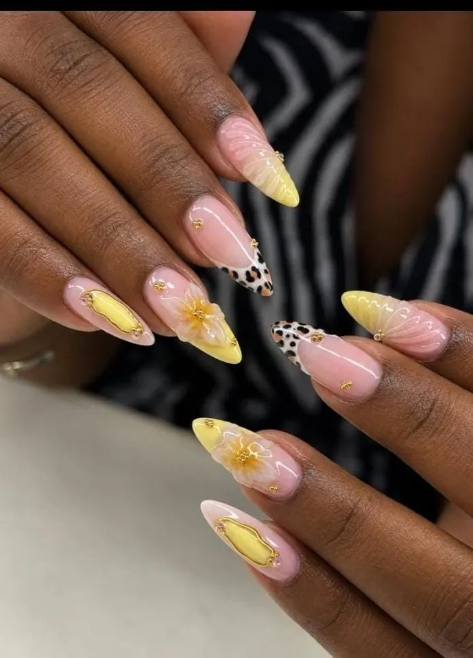 Nail art amande avec fleurs et French